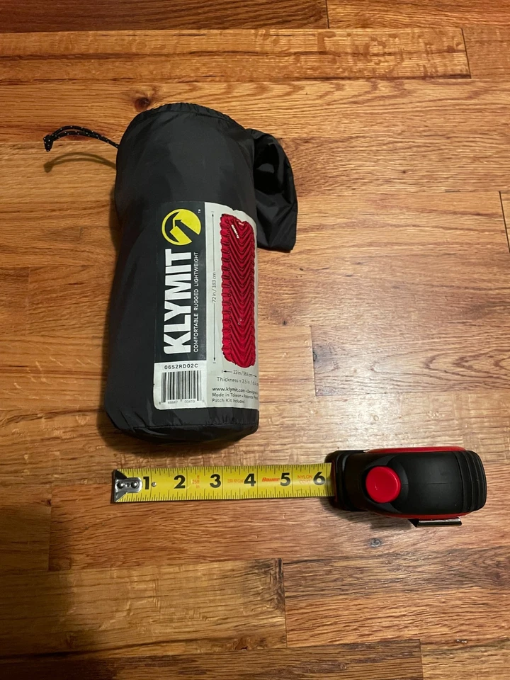 Almohadilla para dormir Klymit aislada estática V2 - roja - 23" x 72" Foto 3 de 4