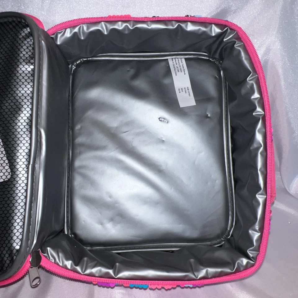 Lonchera Justice Big 'C' Iridiscente Multicolor Brillante Lentejuelas Abatibles USADA 10" Foto 4 de 4