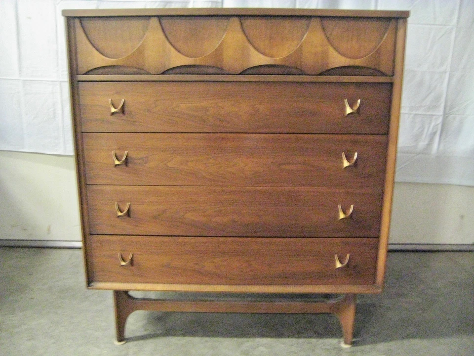 MIDCENTURY BRASILIA BROYHILL  WALNUT 6 PIECE BEDROOM SET - Image 3 of 4