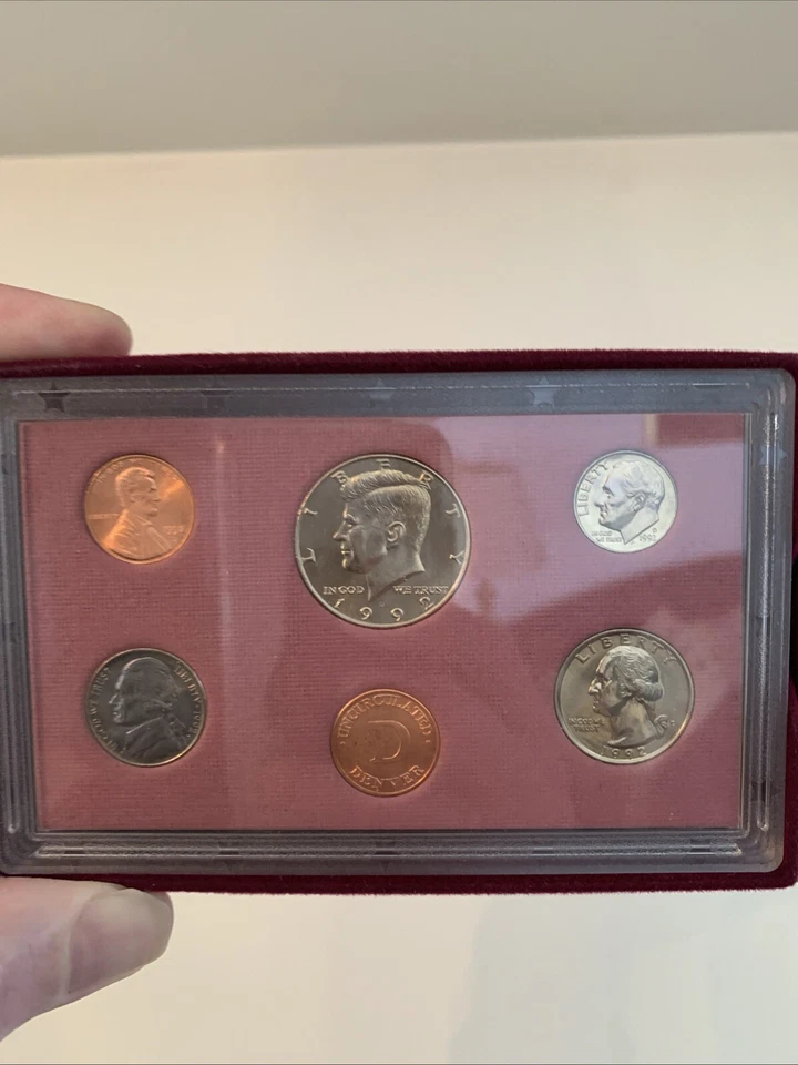 1992 D U.S. MINT UNCIRCULATED COIN BANK SET ~ W/ BOX & COA - Image 4 of 4