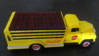 Coca-Cola 55 Diamond T Bottle Delivery Truck 1:50 Yellow Motorcity Top Sign off