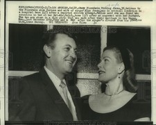 1957 Press Photo Alan Jones & his wife Mary Florsheim Picking Jones - mjp40011