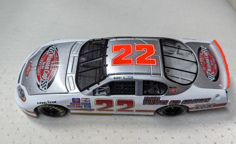Bobby Allison #22 The Victory Lap/ 1983 Champion 2003 Monte Carlo 1 de 504 Foto 2 de 4