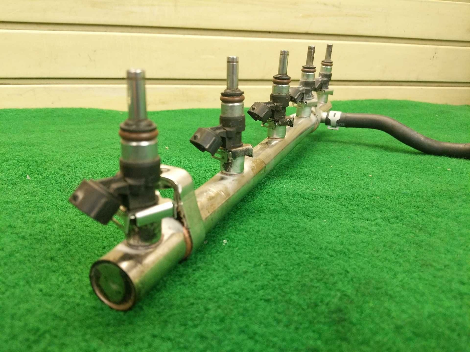 2018 Audi R8 Plus V10 OEM 5 Fuel Injectors & Rail Pipe.