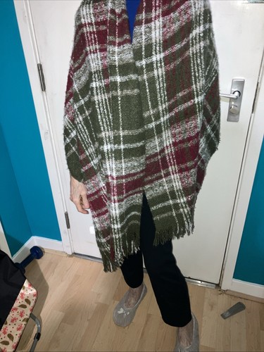 Lovely winter Large Chequered Scarf . Never Used And Been Kept In Excellent Cond - Picture 3 of 9