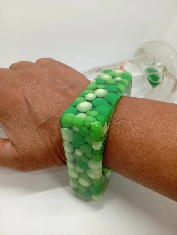 Bracciale Rigido vintage donna in lucite anni 70 verde e bianco forma quadrata - Immagine 4 di 4