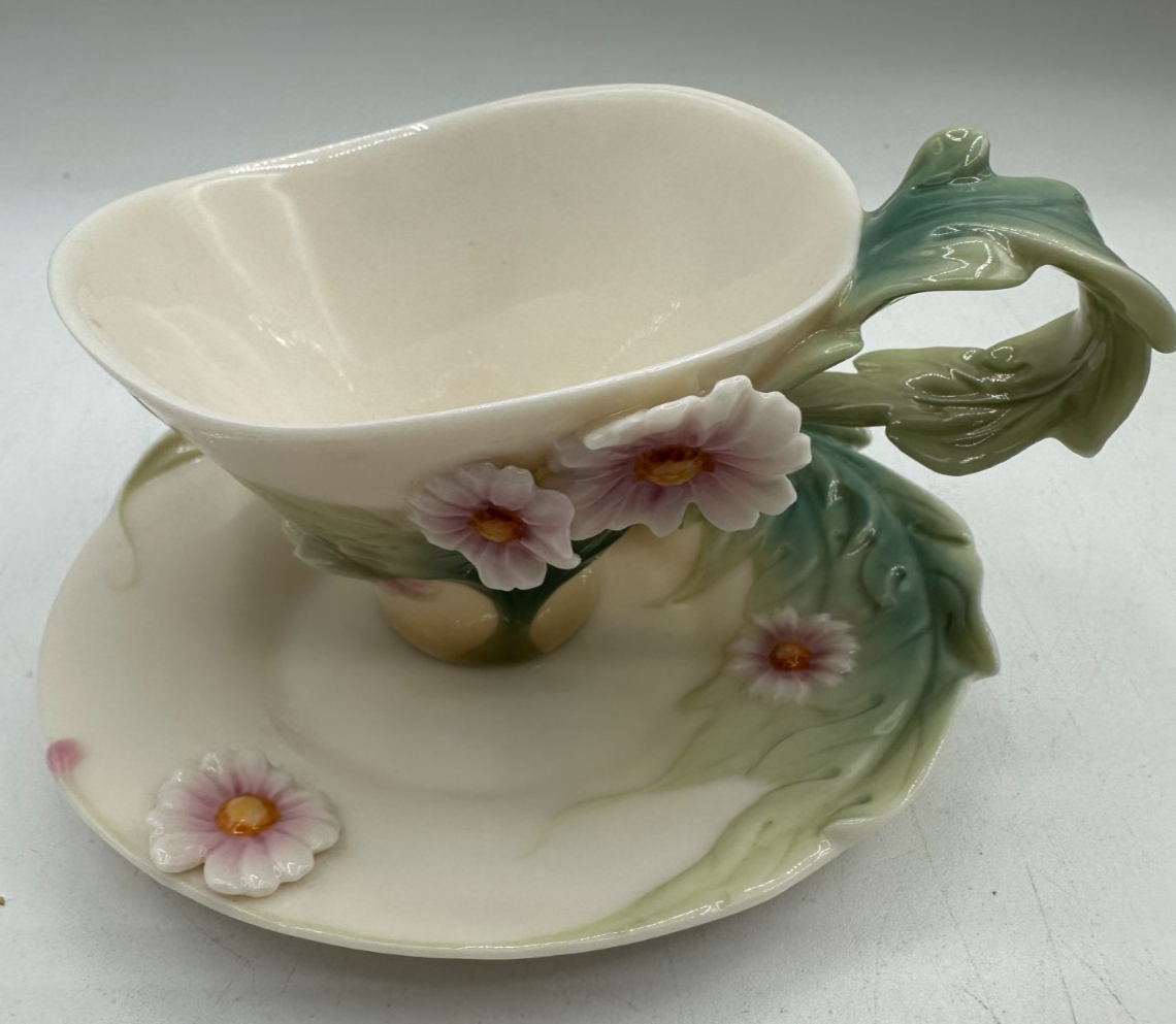 Franz FZ00772 Daisy Flower Hand Sculpted Porcelain Cup & Saucer