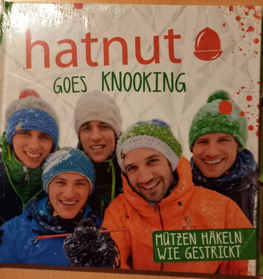 OZ Verlag 6321 Buch Hatnut goes Knoocking Handarbeiten mit Nadel Mützen häkeln
