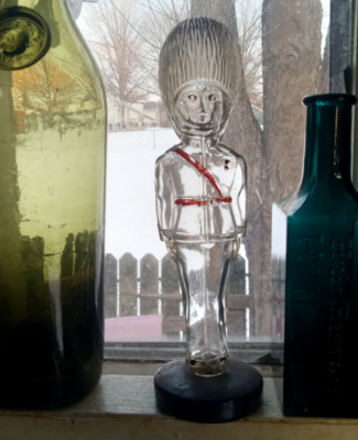 VINTAGE GLASS FIGURAL BRITISH ROYAL PALACE GUARD LIQUOR OR COLOGNE BOTTLE