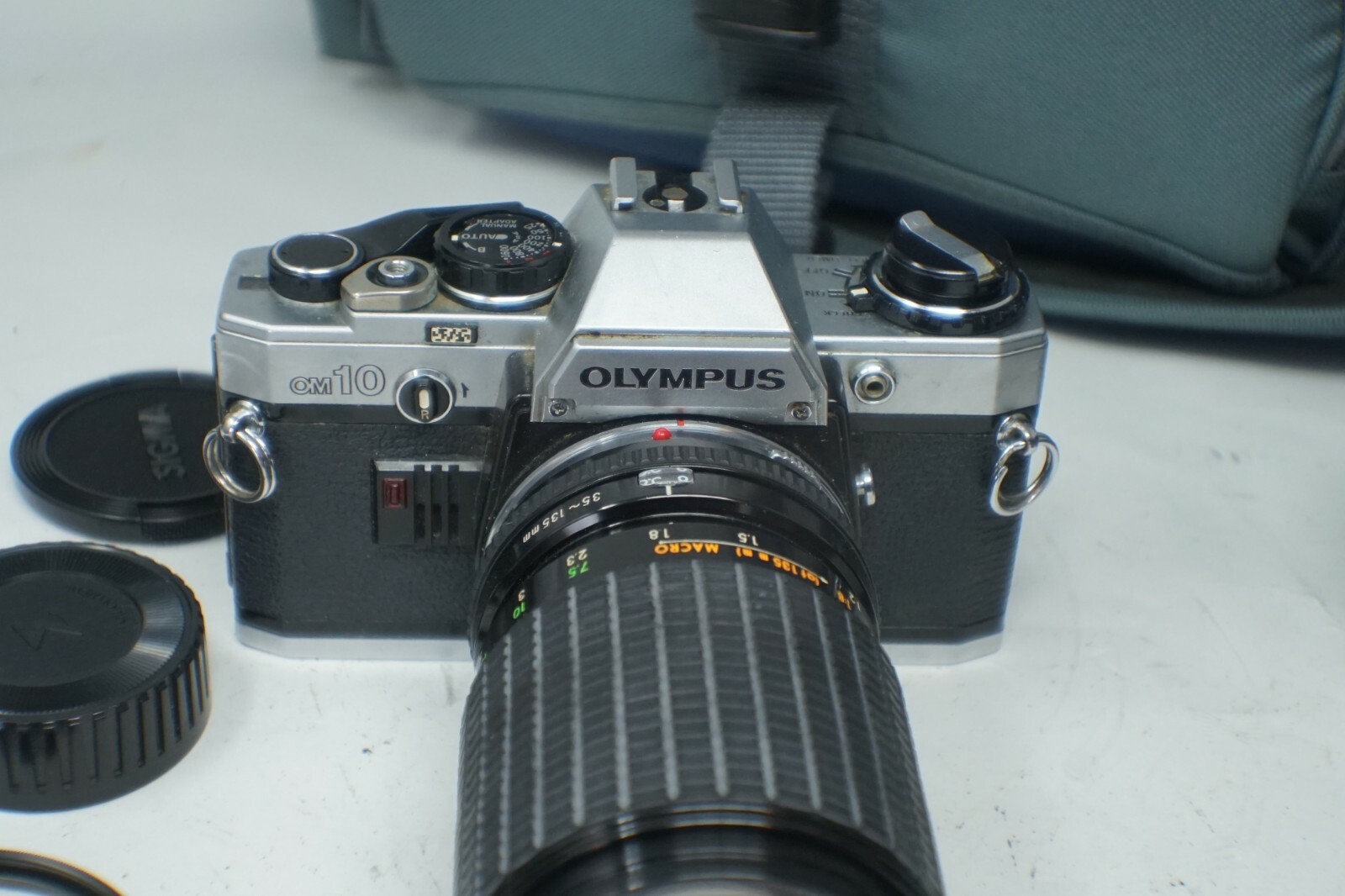 Vintage OLYMPUS OM10 SLR FILM CAMERA WITH 35135mm & 28mm & 135mm F/2.8