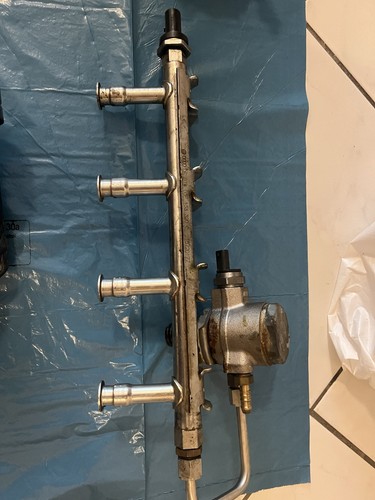 VW Golf 6 VI 5K 08-12 Kraftstoffverteiler Einspritzleiste Railrohr 03F133320C