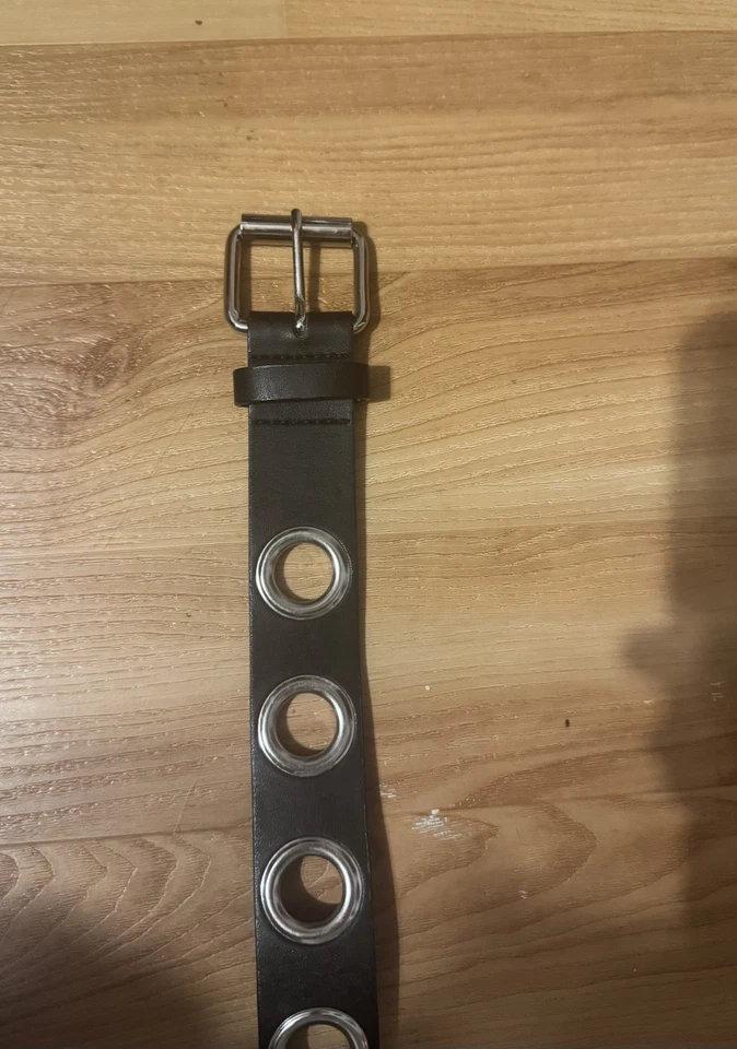 Cinturón negro con grandes ojales plateados, talla pequeña, 40 pulgadas, cuero falso Foto 2 de 3