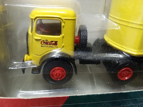 XX633 Coca-Cola 1:64 Mack "Coca Cola" confezione originale 3/2 semirimorchio valigia veicolo vintage nuovo ov - Foto 2 di 14