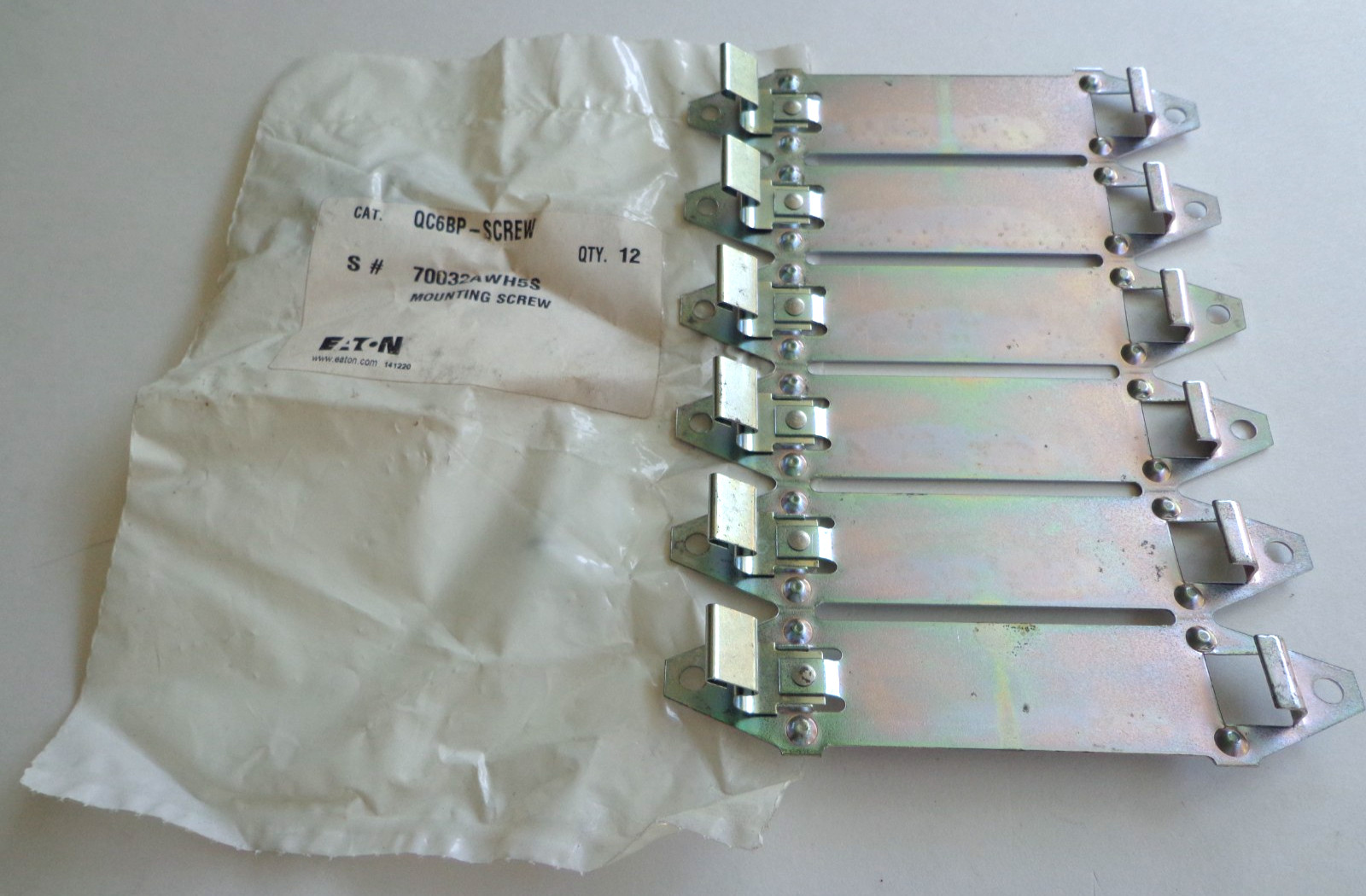 EATON QC6BP TYPE C QUICKLAG 6 POLE MOUNTING KIT WITH SCREWS, New!!