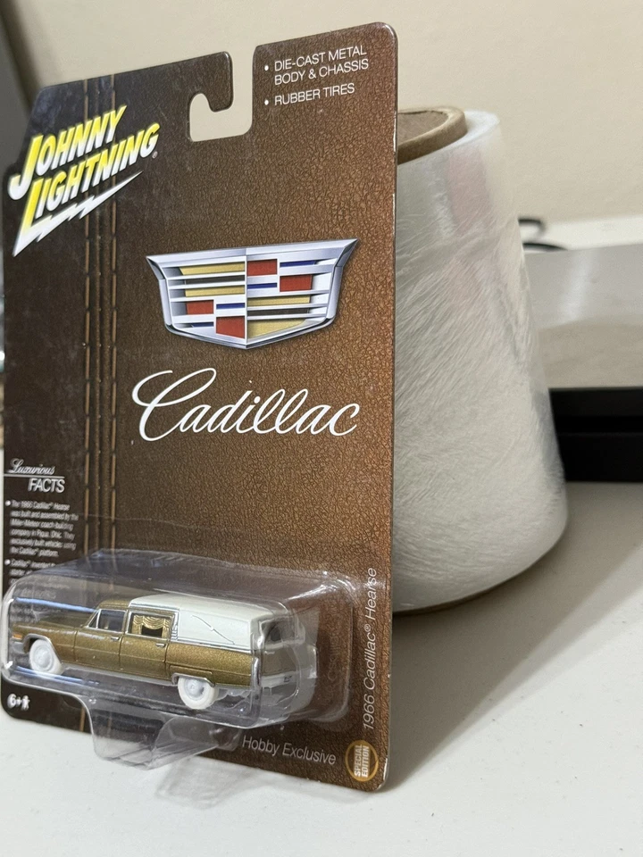 Chase Johnny Lightning 1:64 1966 Cadillac Hearse Hobby Exclusive Gold Limited - Image 3 of 4