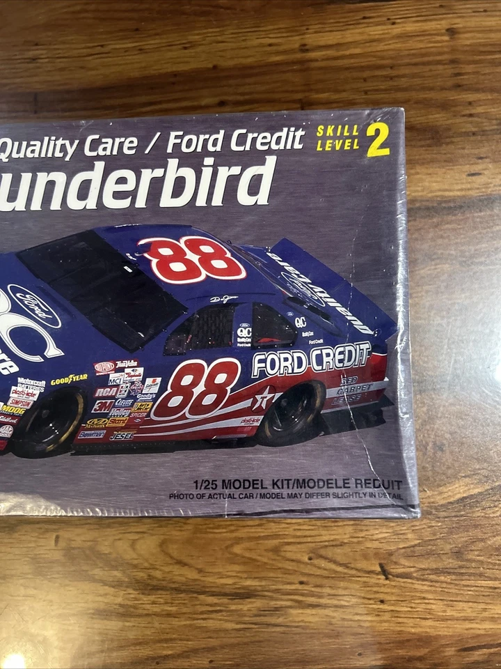 Dale Jarrett #88 Ford Quality Care Yates Thunderbird Amt 1/24 plástico 8160 nuevo Foto 3 de 4