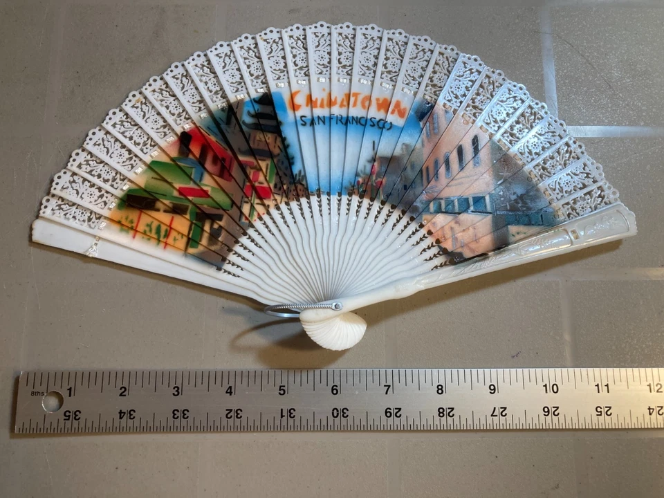 Ventilador de mano de plástico plegable vintage marfil años 60 Chinatown, San Francisco de colección Foto 2 de 4