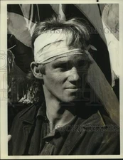 Press Photo Actor Portrays Soldier With Bandage Around Head - sap49870