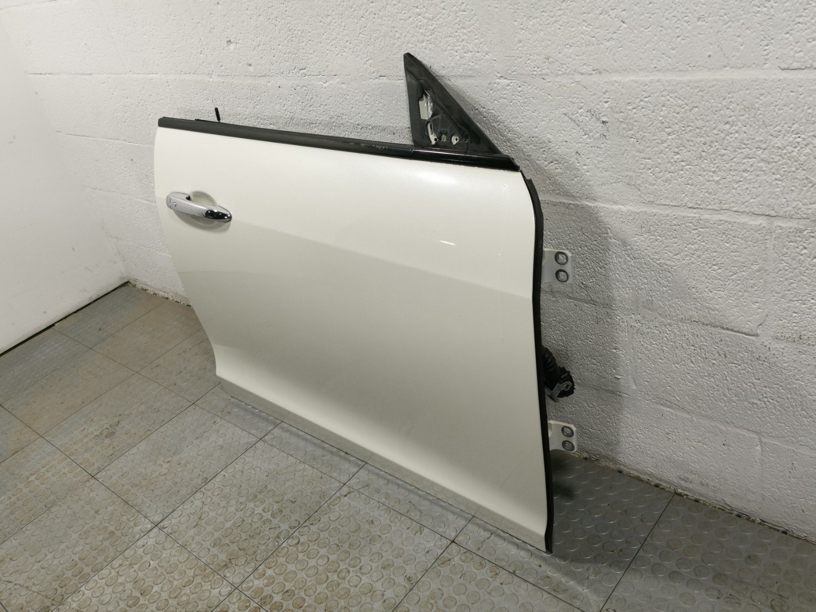 Maserati Ghibli RWD 3.0 L 2015 Front Right Passenger Side Door Shell White Color