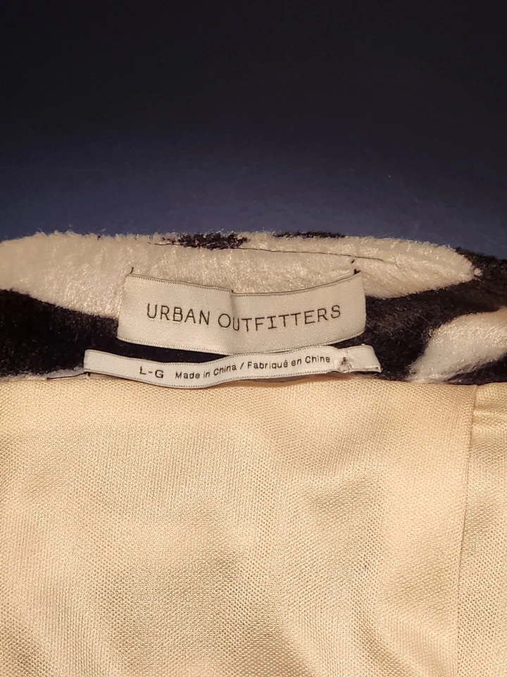 Mini-saia UO URBAN OUTFITTERS preta branca com estampa de animal zebra lã macia grande - Imagem 3 de 4