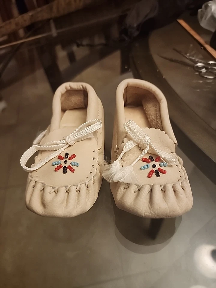 Mocasines de bebé estilo nativo hechos a mano - Zapatos infantiles de cuero con cuentas suela suave Foto 4 de 4