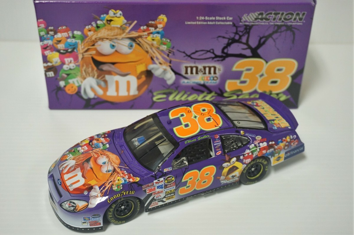 エリオット・サドラー #38 「M&M's」 レーシングチーム 1:24スケール 1/24 Elliott Sadler #38 M&M's Minis / Halloween 2005 Action NASCAR