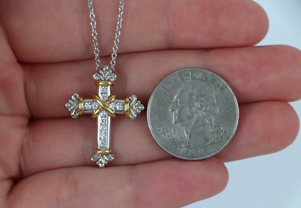 Collar con colgante de cruz de diamantes redondos de oro amarillo de 18 quilates de platino SBI de $4,750 Foto 2 de 4