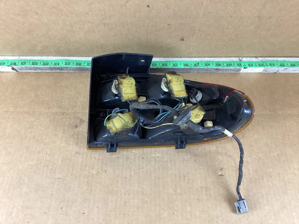 Conjunto de luz trasera izquierda del lado del conductor Saturn serie S 1993-1995 sedán Foto 4 de 4