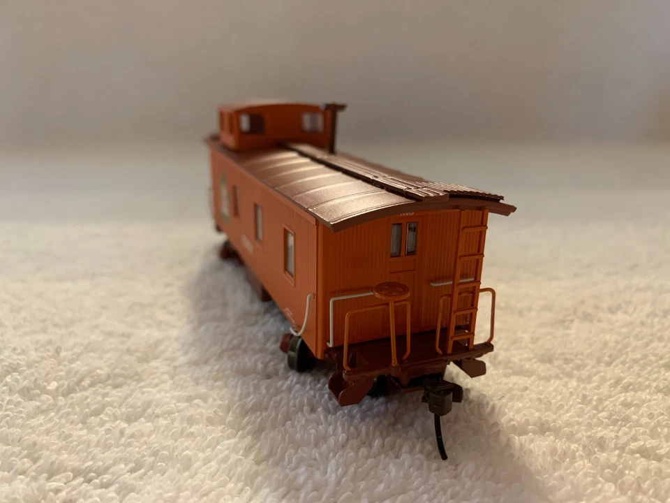 Roundhouse #84369 HO Scale Grand Trunk Railway 3-Window Wood Caboose #75952 - Image 4 of 4