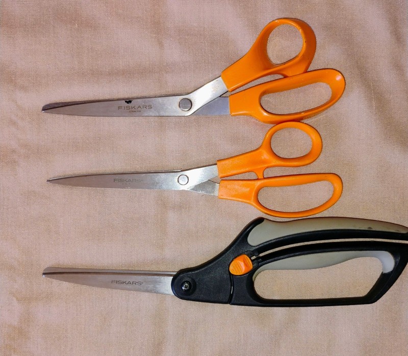 FISKARS Gentle Spring Assist Sewing Scissors Soft Touch Grip + 2 Regulars