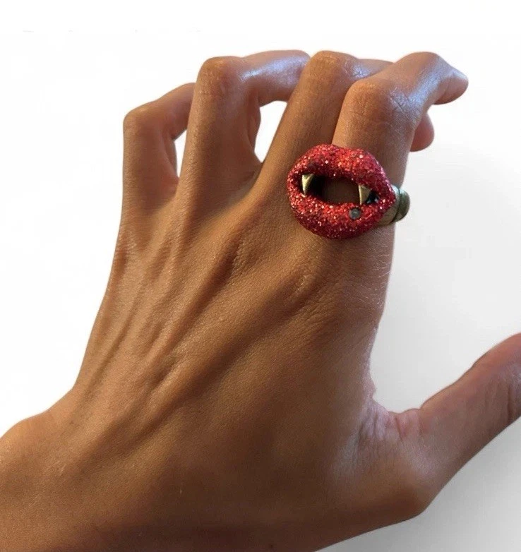 Anel elástico vintage Betsey Johnson Glitter Critters Bite Me Vampire - Imagem 4 de 4