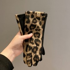 Fashionable Leopard Print Gloves Featuring All Finger Coverage and Soft Shape