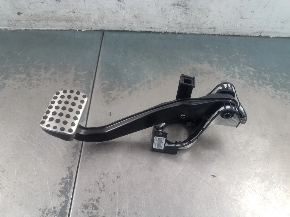 Mercedes Benz AMG C 63 2009 pedal de freno #4942 i4 Foto 4 de 4
