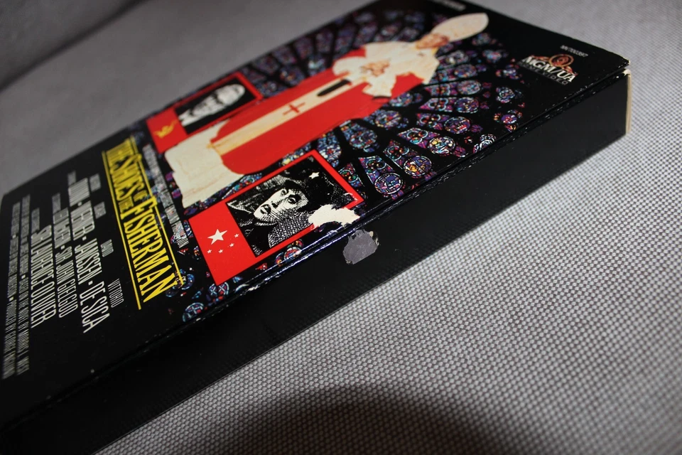 Raro 1968 LOS ZAPATOS DEL PESCADOR 1987 MGM estuche grande VHS Anthony Quinn Foto 2 de 4