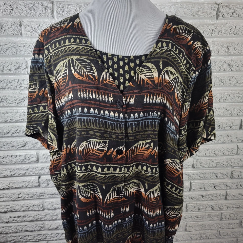 Top de mujer Sag Harbor 2X Plus manga corta negro geométrico abotonado oficina rayón Foto 3 de 4