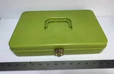 VINTAGE SEWING THREAD BOBBIN STORAGE CASE WITH BOBBINS INCLUDED. GREEN HUGE!