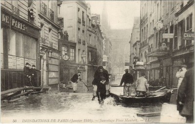 CPA Inondations 1910 PARIS place Maubert Sauvetage (996078)