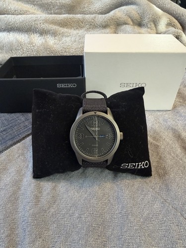 Seiko automatic essential field- style day/date watch