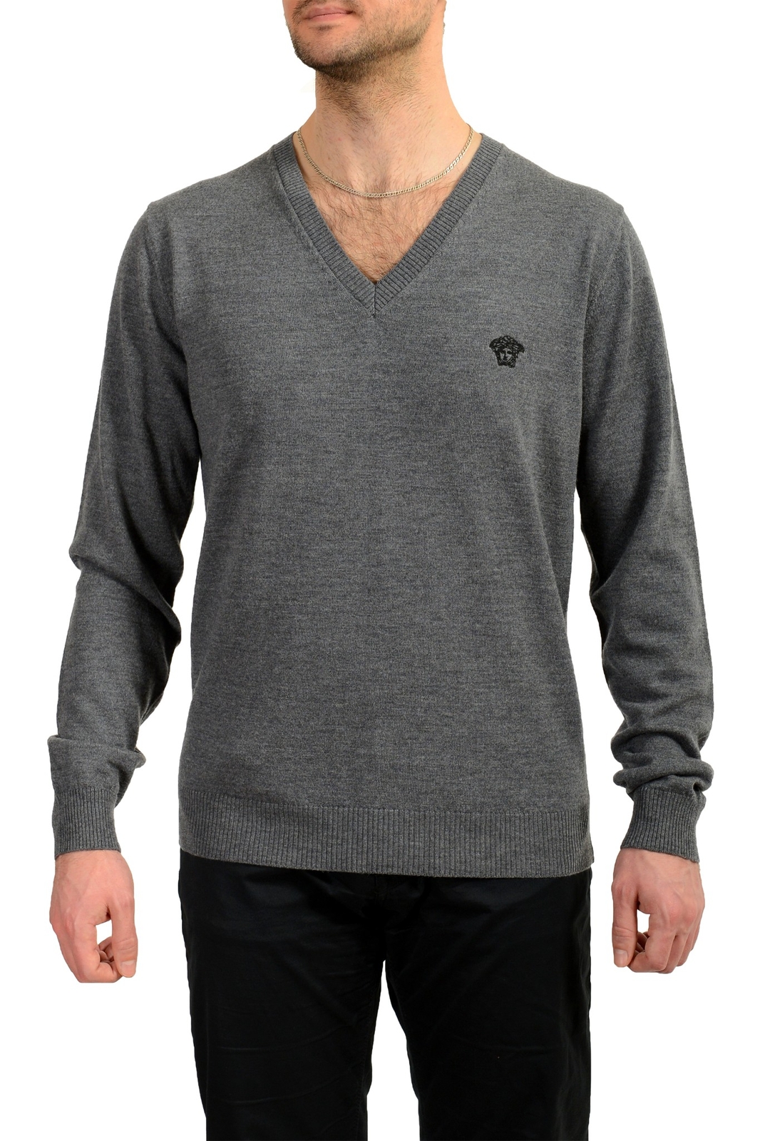 Мужской серый свитер с V-образным вырезом из 100 шерсти вышитый логотипом Versace US L IT 52 60890₽