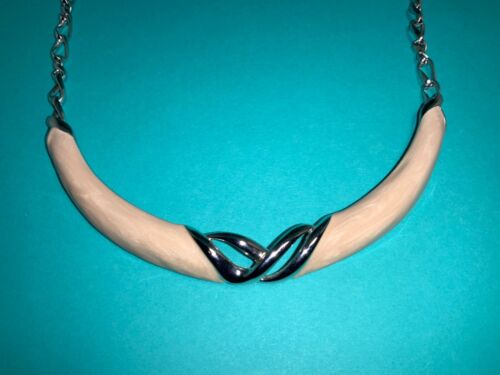 🌸Monet Ladies Silver Tone Light Creamy Beige Collar Necklace (N5) NWOT 🌸