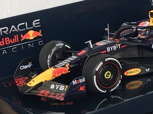 Minichamps 410240101 Red Bull RB20 Max Verstappen #1 F1 World Champion 2024 1:43 - Picture 13 of 24