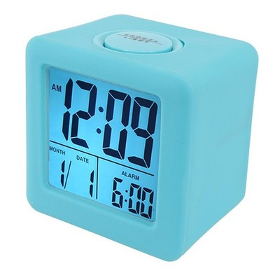 Digitaler Wecker quadratisch ergonomisches Design mit Snooze-Taste einfacher Zugriff