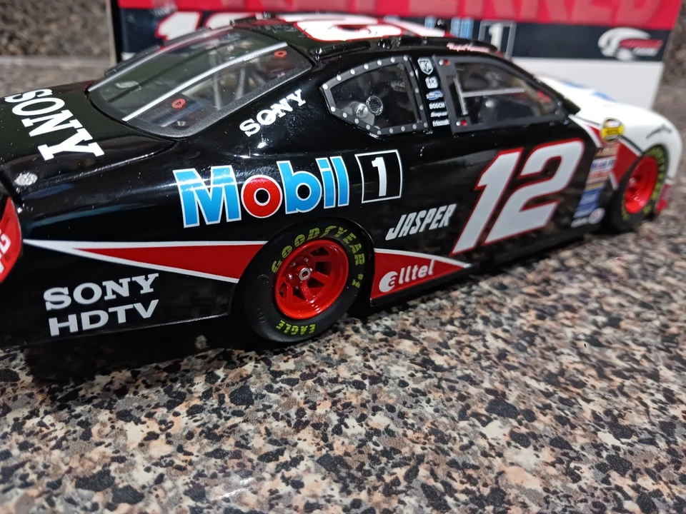 Autografiado Ryan Newman Mobil1 Equipo Calibre Preferred Penske 1/24 Diecast NASCAR Foto 4 de 4
