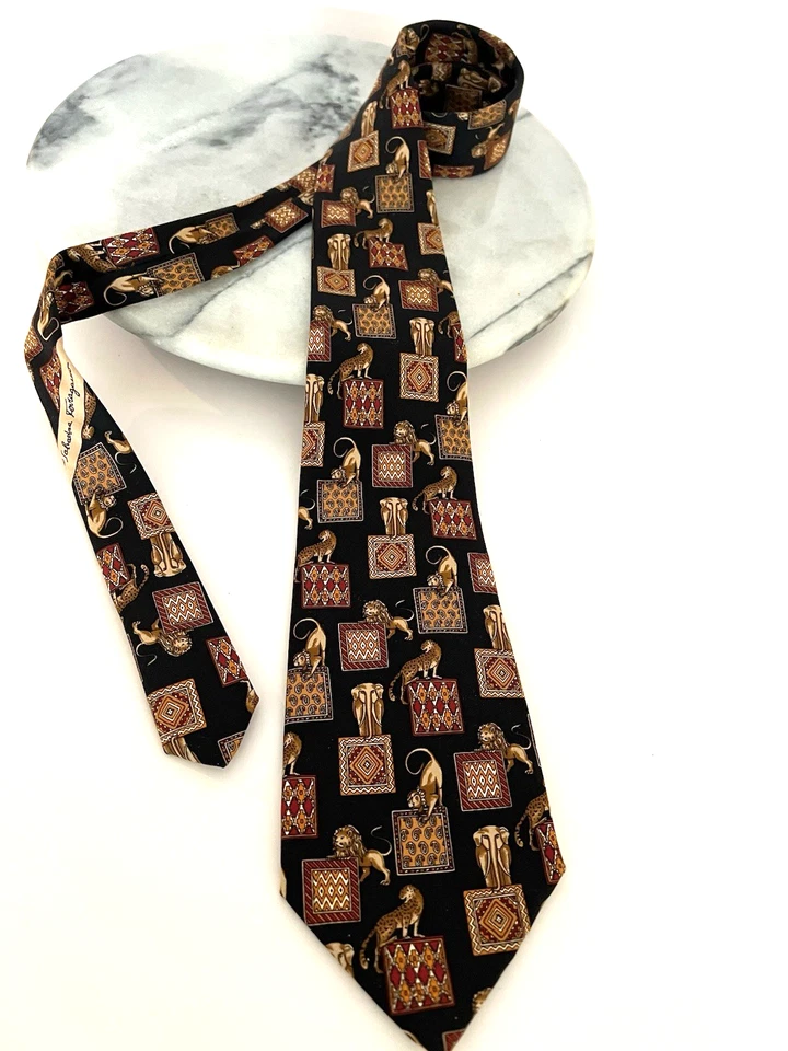 SALVATORE FERRAGAMO Corbata de Seda Animal Negra|Dorada|Borgoña. Hecho en Italia. 57,5 pulgadas Foto 3 de 4