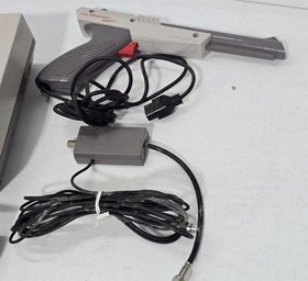 J-426 VINTAGE ORIGINAL NINTENDO NES GAME CONSOLE W/ GAMES & CONTROLLERS