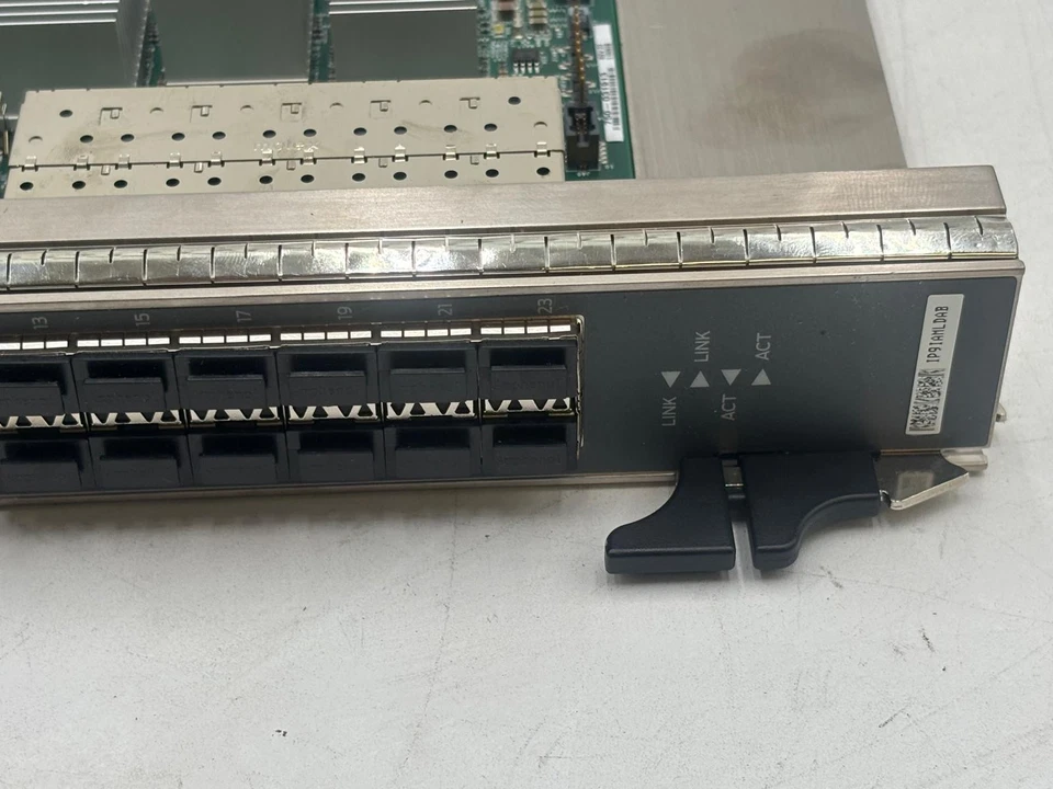 MÓDULO DE TARJETA FOTOGRÁFICA GIGABIT ETHERNET 24 PUERTOS JUNIPER P1-PTX-24-10GE-SFPP-B Foto 3 de 4