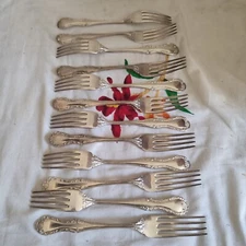 Mappin & Webb douze fourchettes de table en métal argenté volutes végétales