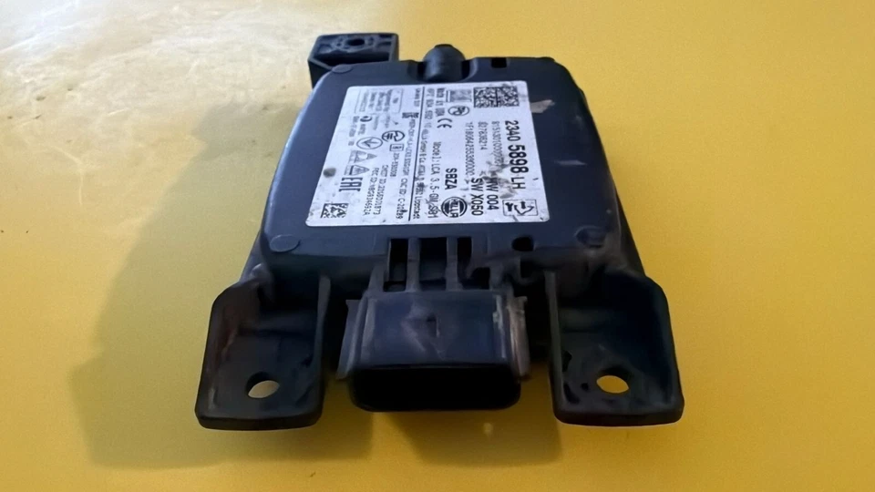 17 20 MÓDULO PUNTO CIEGO TRASERO LADO IZQUIERDO CADILLAC ESCALADE ESV 23405898 Foto 3 de 4