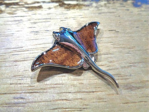 45mm Hawaiian Rhodium Plated Brass Genuine Inlaid Koa Wood Manta Ray Pendant #2 - Picture 3 of 6