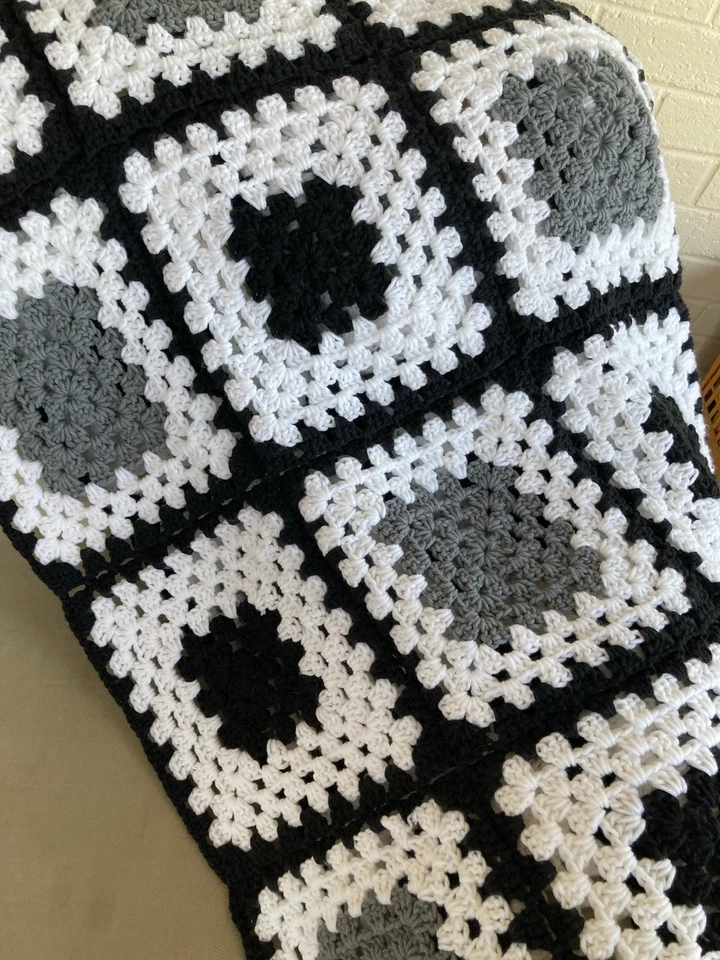 "NUEVO-hecho a mano ganchillo afgano abuela cuadrado negro, gris, blanco aprox 59x39""" Foto 2 de 4